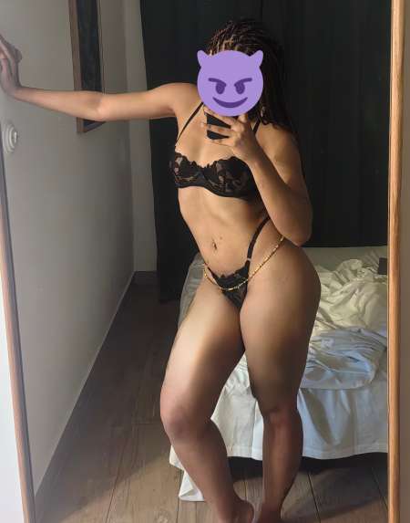 Nelly la dominatrice est la